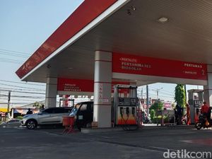 Pemobil Buang Rokok Nyala-Keroyok Pemotor di SPBU Sidoarjo Diduga Mabuk