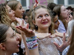 Konser Taylor Swift di Austria Batal, Penggemar Berkumpul-Bernyanyi di Wina