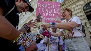 Konser Taylor di Austria Batal, Swifties Tetap Tukeran Gelang