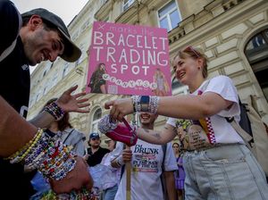 Konser Taylor di Austria Batal, Swifties Tetap Tukeran Gelang