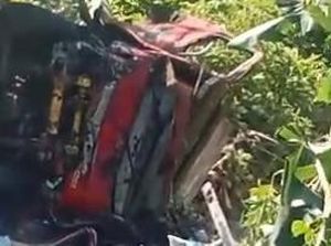 Truk Terjun ke Sungai di Puncak Cianjur, Sopir Melompat Lalu Selamat Truk Terjun ke Sungai di Puncak Cianjur, Sopir Melompat Lalu Selamat