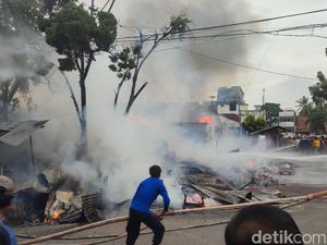 Kebakaran Kios di Depan Stasiun Lubuklinggau karena Kompor Meledak