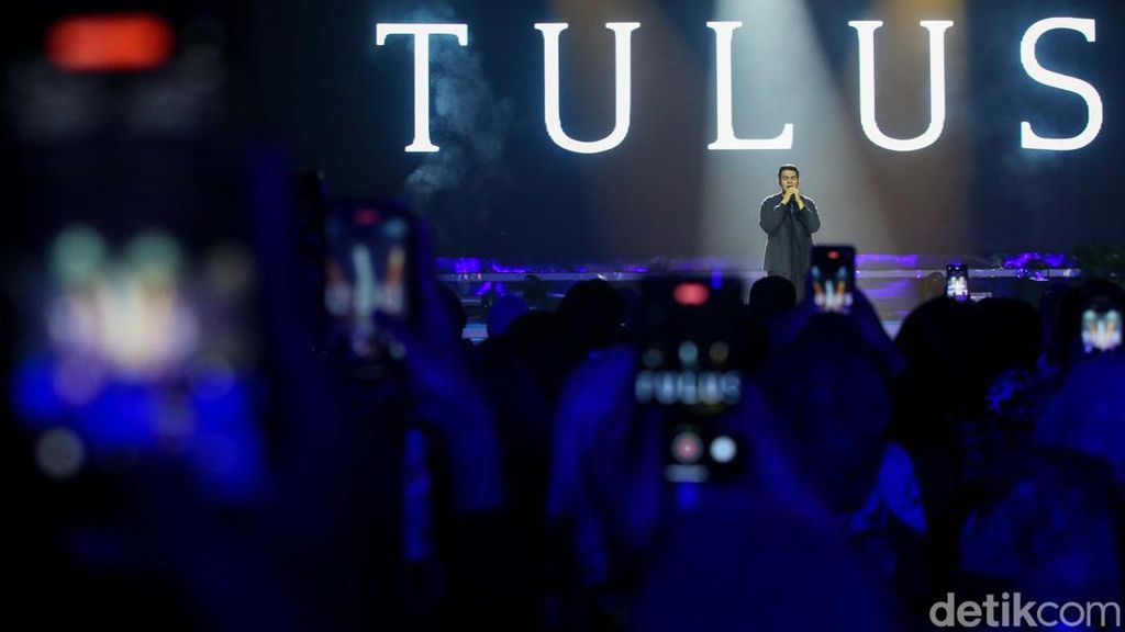 Aksi Memukau Tulus di Festival LIKE 2 Aksi Memukau Tulus di Festival LIKE 2