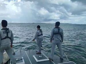 Bakamla Evakuasi Nelayan yang Tenggelam di Perairan Putri Nongsa Batam Bakamla Evakuasi Nelayan yang Tenggelam di Perairan Putri Nongsa Batam