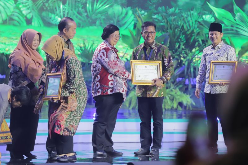 Bupati Bandung Raih Penghargaan ProKlim KLHK di Festival LIKE 2