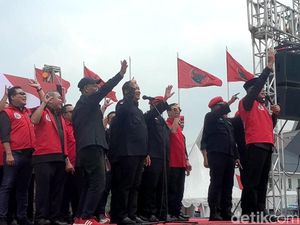 Edy Nyanyikan Lagu Koes Plus Kembali Usai Diusung PDIP di Pilgub Sumut Edy Nyanyikan Lagu Koes Plus Kembali Usai Diusung PDIP di Pilgub Sumut