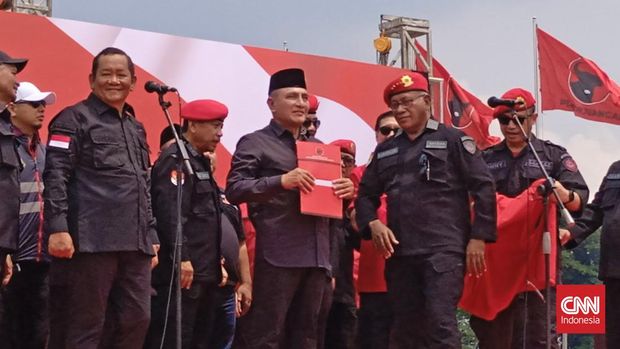 Mantan Gubernur Sumatera Utara Edy Rahmayadi mendapatkan support dari PDIP untuk diusung menjadi bakal calon Gubernur Sumut di Pilkada 2024. Tak hanya itu, Edy juga resmi menjadi family besar partai ketua Megawati Soekarnoputri itu.