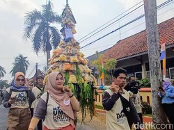 Ramainya Warga Berebut 16 Gunungan Produk UMKM di Purworejo