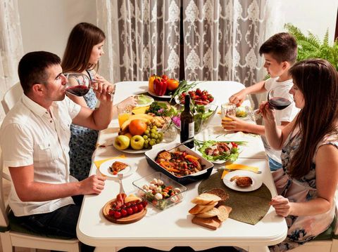 Ilustrasi makan malam bersama keluarga/Foto: Freepik.com/freepik