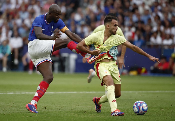 Paris 2024 Olympics - Football - Mens Gold Medal Match - France vs Spain - Parc des Princes, Paris, France - August 09, 2024.  Jean-Philippe Mateta of France in action with Eric Garcia of Spain REUTERS/Benoit Tessier