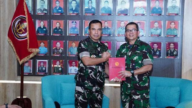 Kasum TNI Letjen TNI Bambang Ismawan mewakili Panglima TNI Jenderal TNI Agus Subiyanto memimpin sertijab Kapuspen, Kapusjarah, Kapusinfolahta dan Kapus RB TNI. (dok Puspen TNI)