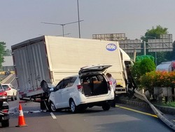 Minibus Tabrak Mobil Boks di Tol JORR Km 13, Lalin Macet Jelang Lokasi