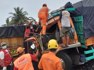 Adu Banteng Truk Vs Truk di Jalan Daendels Kulon Progo, 2 Luka Berat