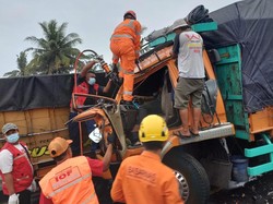 Adu Banteng Truk Vs Truk di Jalan Daendels Kulon Progo, 2 Luka Berat