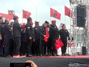 Jadi Anggota PDIP, Edy Rahmayadi Dipakaikan Peci Bung Karno