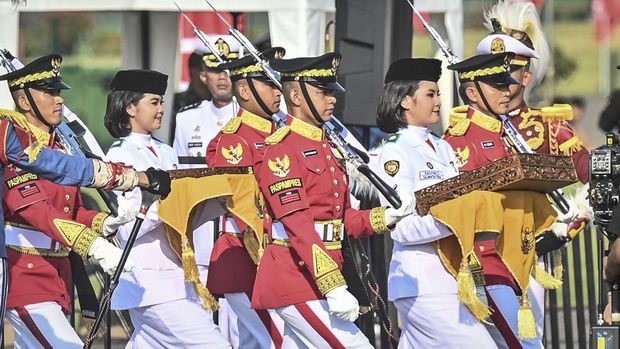 Tim Purna Paskibraka 2023 Kachina Ozora (tengah) membawa duplikat bendera Merah Putih berjalan menuju kendaraan taktis maung dalam acara kirab bendera Merah Putih dan naskah teks proklamasi menuju Ibu Kota Nusantara (IKN) di kawasan Monumen Nasional (Monas), Jakarta, Sabtu (10/8/2024). Kirab tersebut merupakan rangkaian persiapan peringatan HUT Ke-79 Kemerdekaan RI yang akan digelar di IKN, Penajam Paser Utara, Kalimantan Timur. ANTARA FOTO/Aprillio Akbar/nz