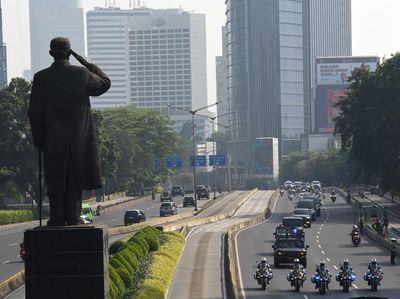 Potret Kirab Bendera Pusaka Melintas di Jalan Jenderal Sudirman