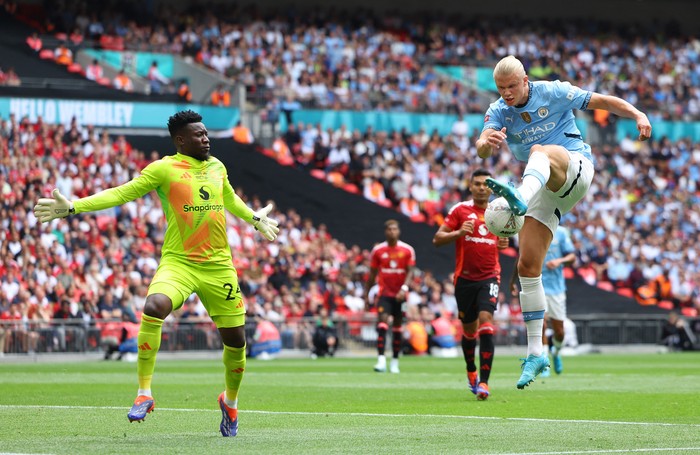 Manchester City vs Manchester United, C-ommunity Shield Soccer Football - Community Shield - Manchester United v Manchester City - Wembley Stadium, London, Britain - August 10, 2024 Manchester City's Erling Braut Haaland in action with Manchester United's Andre Onana REUTERS/Toby Melville
