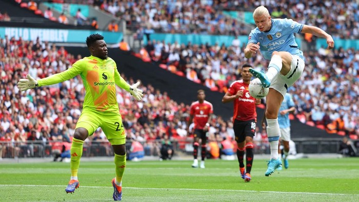 Soccer Football - Community Shield - Manchester United v Manchester City - Wembley Stadium, London, Britain - August 10, 2024 Manchester Citys Erling Braut Haaland in action with Manchester Uniteds Andre Onana REUTERS/Toby Melville