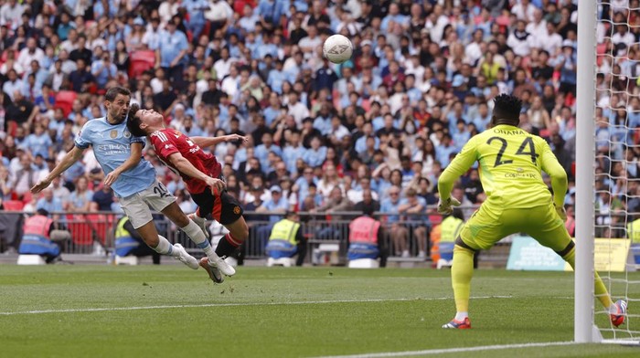 Soccer Football - Community Shield - Manchester United v Manchester City - Wembley Stadium, London, Britain - August 10, 2024 Manchester Citys Bernardo Silva scores their first goal past Manchester Uniteds Andre Onana Action Images via Reuters/Andrew Couldridge