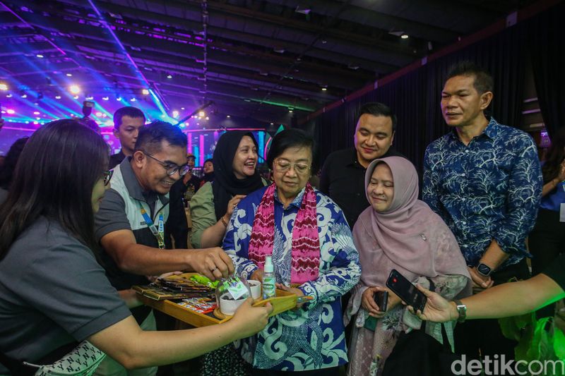 Menteri LHK Cicipi Cokelat Binaan UMKM Berau Coal di Booth Festival LIKE 2