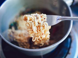 Mie Instan hingga Roti, Makanan Murah yang Jadi Andalan Banyak Orang Mie Instan hingga Roti, Makanan Murah yang Jadi Andalan Banyak Orang