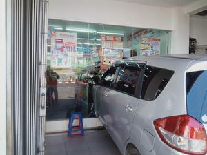 Kaca Minimarket di Puncak Bogor Porak-poranda Diseruduk Mobil