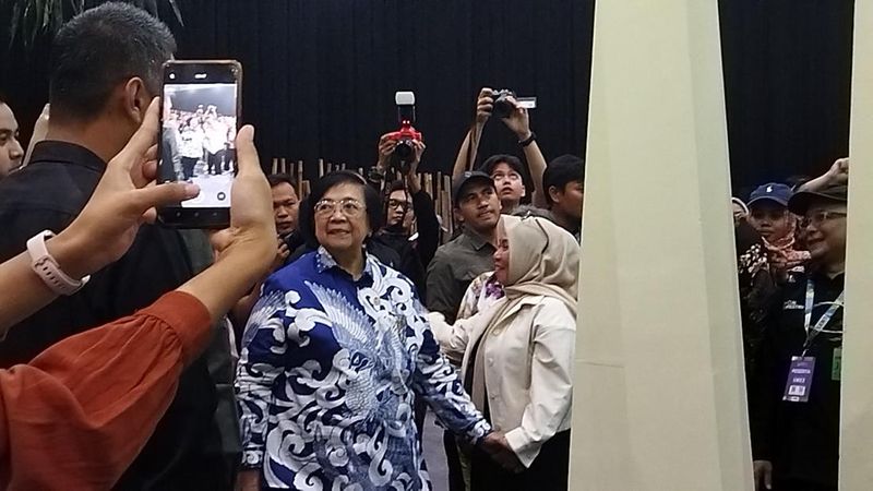 Jelang Malam Anugerah Festival LIKE 2, Menteri LHK Sapa-Foto Bareng Pengunjung