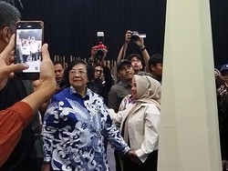 Jelang Malam Anugerah Festival LIKE 2, Menteri LHK Sapa-Foto Bareng Pengunjung