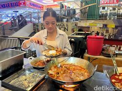 Kenikmatan Oseng Mercon Kaki Lima yang Dijual Cici Cantik di Blok M