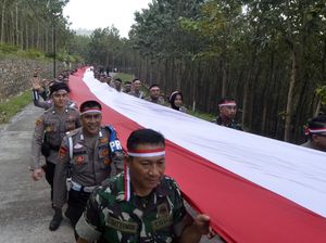 Bendera Merah Putih 79 Meter Membentang di Bukit Aslan