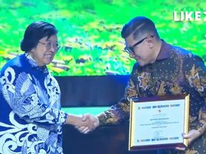 Pemred dan Wapemred detikcom dapat Penghargaan dari Menteri LHK Pemred dan Wapemred detikcom dapat Penghargaan dari Menteri LHK