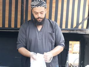 Pemuda Arab Jualan Kebab di Cirebon, Raih Omzet Rp 10 Juta Sehari Pemuda Arab Jualan Kebab di Cirebon, Raih Omzet Rp 10 Juta Sehari