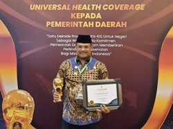 Pj Gubernur Babel Safrizal Terima Penghargaan UHC Awards dari Wapres