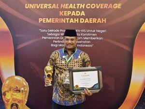 Pj Gubernur Babel Safrizal Terima Penghargaan UHC Awards dari Wapres Pj Gubernur Babel Safrizal Terima Penghargaan UHC Awards dari Wapres