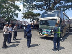 Ramp Check Digelar di Terminal Patria Blitar, 1 Bus Pariwisata Ditilang