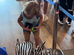 Momen Si Kocong Pulang ke Ukraina Membawa Mainan dalam Kantong Keresek