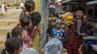 Aksi Teater Boneka Taman Dorong di Gang Sempit Bandung