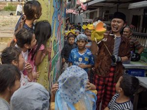 Aksi Teater Boneka Taman Dorong di Gang Sempit Bandung
