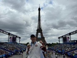 Momen Veddriq Rayakan Medali Emas di Depan Menara Eiffel