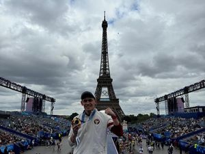 Momen Veddriq Rayakan Medali Emas di Depan Menara Eiffel Momen Veddriq Rayakan Medali Emas di Depan Menara Eiffel