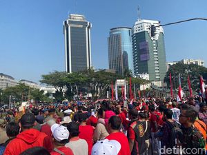 Mereka yang Rela Bangun Pagi demi Jadi Saksi Kirab Sang Merah Putih Mereka yang Rela Bangun Pagi demi Jadi Saksi Kirab Sang Merah Putih