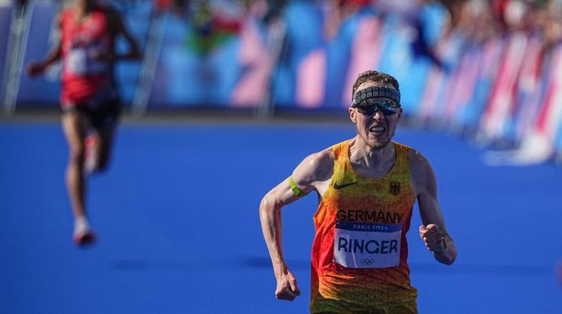 Pada tahun tersebut 10 Agustus 2024, Prancis, Paris: Olimpiade, Paris 2024, Atletik, Marathon, Putra, Richard Ringer dari Jerman melintasi garis finis. Foto: Michael Kappeler/Depa (Foto oleh Michael Kappeler/Kombinasi Gambar via Getty Images)