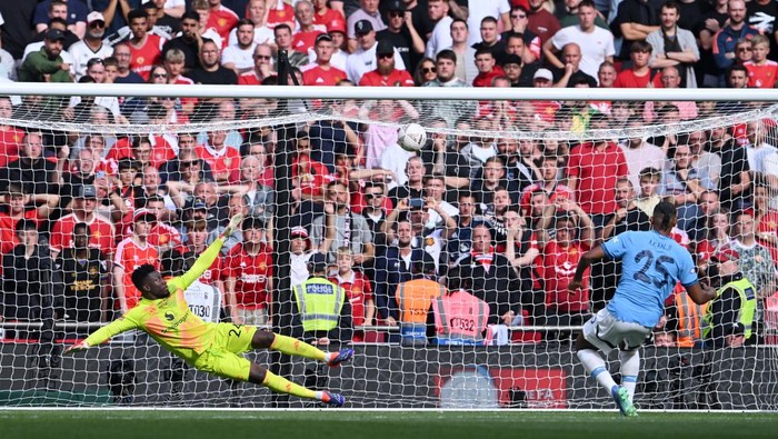 LONDON, ENGLAND - AUGUST 10: Manuel Akanji of Manchester City scores the teams eighth and winning penalty past Andre Onana of Manchester United  in the penalty shoot out  during the 2024 FA Community Shield match between Manchester United and Manchester City at Wembley Stadium on August 10, 2024 in London, England. (Photo by Stu Forster/Getty Images)