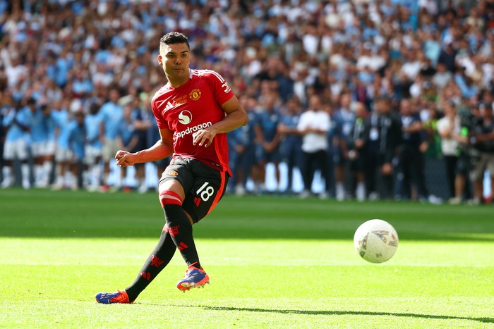 LONDON, ENGLAND - AUGUST 10: Casemiro of Manchester United scores in the penalty shoot-out following the 2024 FA Community Shield match between Manchester United and Manchester City  at Wembley Stadium on August 10, 2024 in London, England. (Photo by Chris Brunskill/Fantasista/Getty Images)