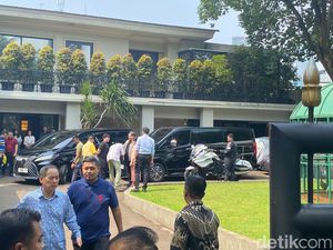 Airlangga Tinggalkan Rumah Dinas Usai Umumkan Mundur dari Ketum Golkar Airlangga Tinggalkan Rumah Dinas Usai Umumkan Mundur dari Ketum Golkar