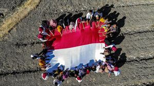 Aksi Anak-anak Bentangkan Bendera Merah Putih di Pelosok Nganjuk