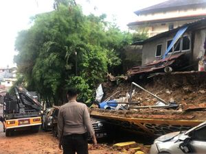 Tembok Pembatas Roboh Timpa 3 Mobil di Batam