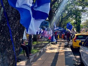 HUT ke-37 Arema, Aremania Ziarah ke Makam Pendiri dan Korban Kanjuruhan HUT ke-37 Arema, Aremania Ziarah ke Makam Pendiri dan Korban Kanjuruhan