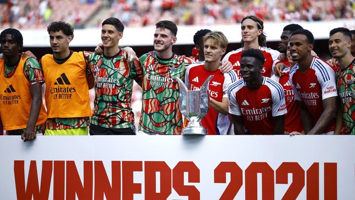 Soccer Football - Pre Season Friendly - Arsenal v Olympique Lyonnais - Emirates Stadium, London,  Britain - August 11, 2024 Arsenals Martin Odegaard holds the Emirates Cup trophy as they celebrate after the match Action Images via Reuters/John Sibley